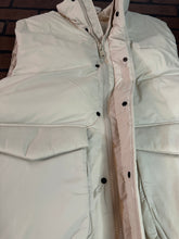 Load image into Gallery viewer, Levi&#39;s Cream Puffer Vest