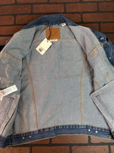 Load image into Gallery viewer, Levi&#39;s Medium Blue Denim Jacket