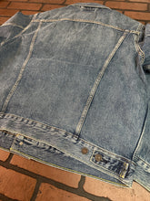 Load image into Gallery viewer, Levi&#39;s Medium Blue Denim Jacket